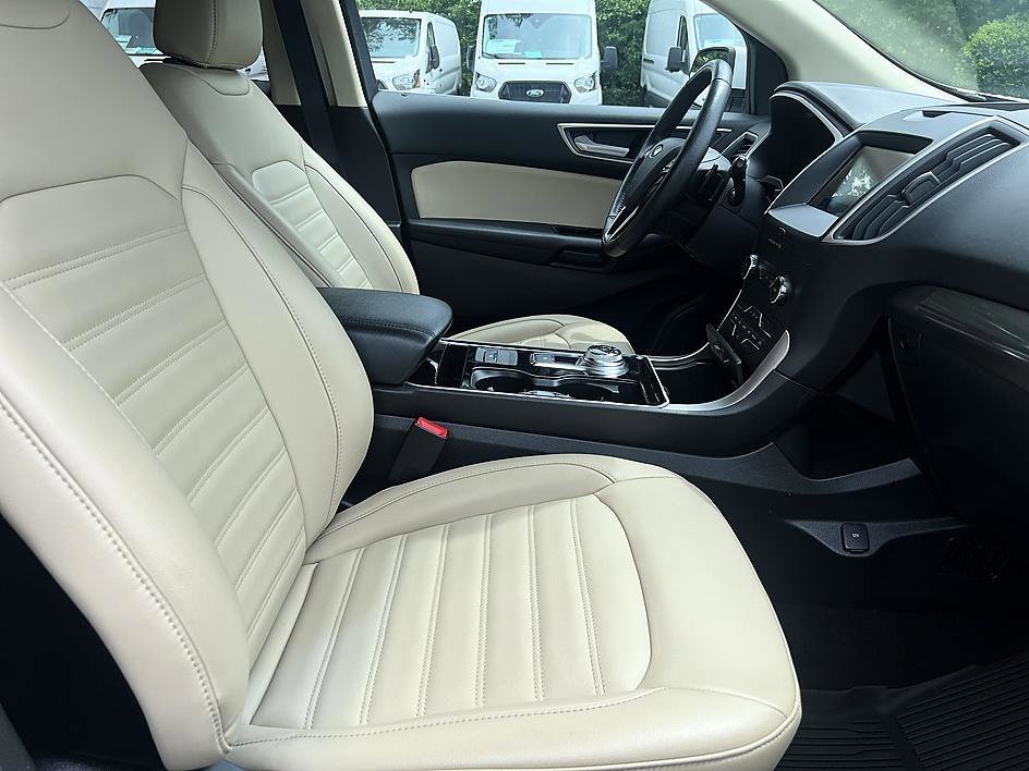 Used 2020 White Metallic Ford SEL image 18