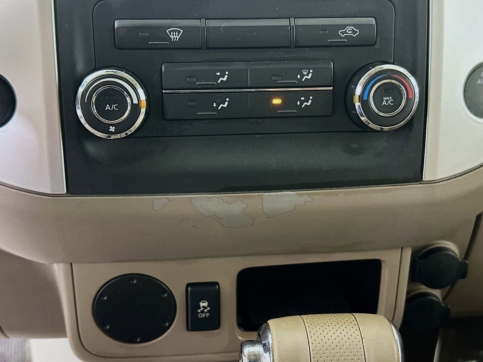 Used 2014 Glacier White Nissan SV image 22