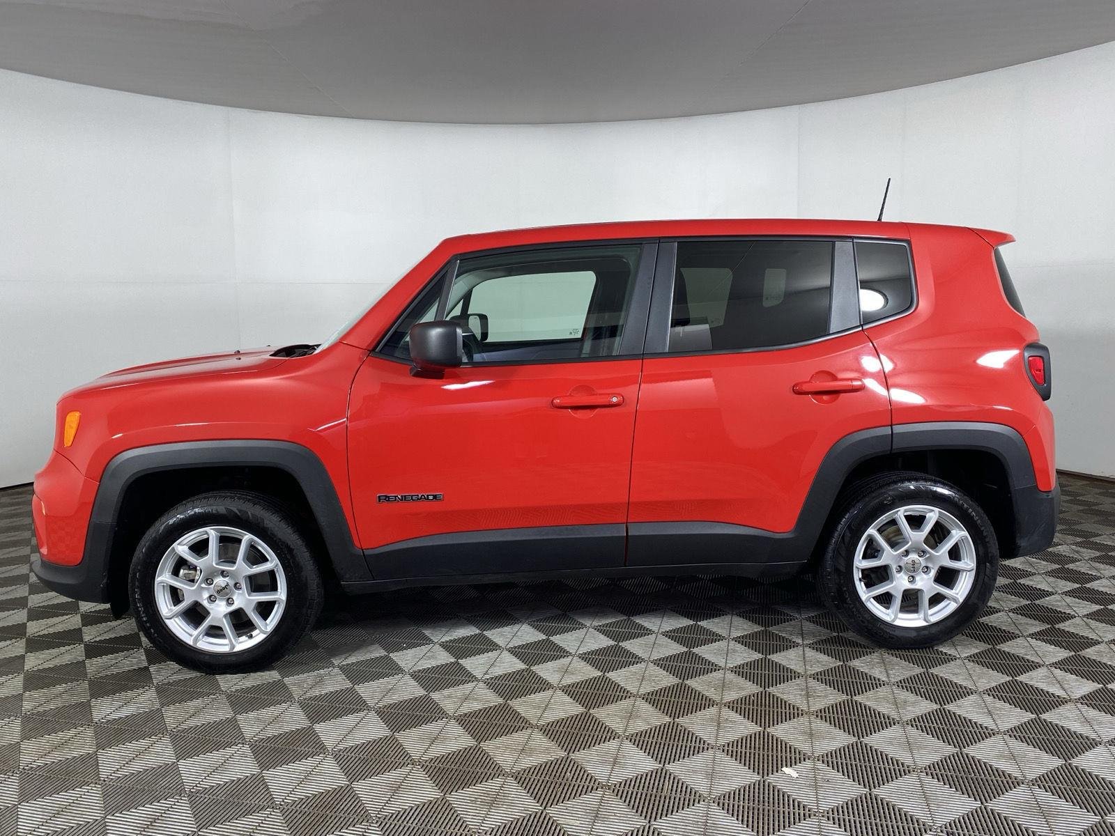 Used 2023 Colorado Red Clearcoat Jeep Latitude image 4