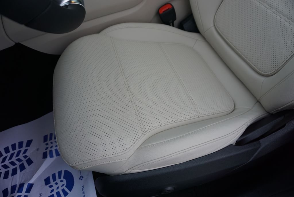 Used 2026 Polar White Mercedes-Benz GLC 300 image 43