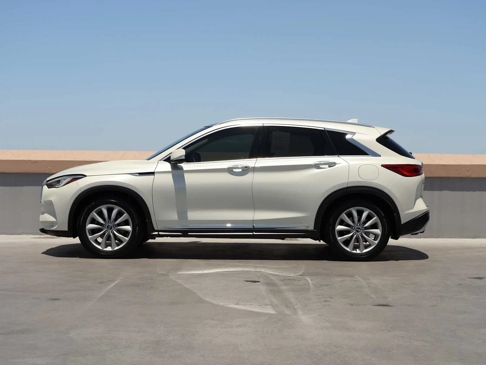Used 2019 Majestic White INFINITI ESSENTIAL image 5