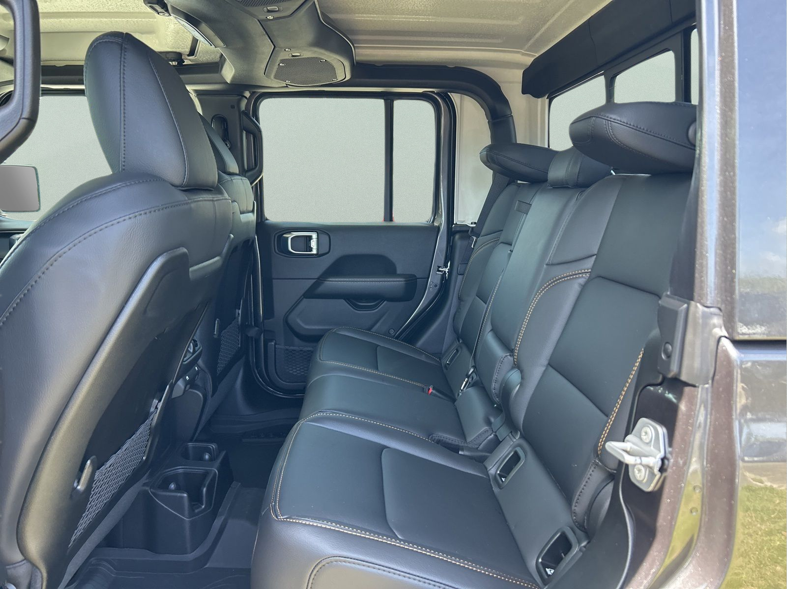 New 2026 Granite Crystal Metallic Clearcoat Jeep Sahara image 10