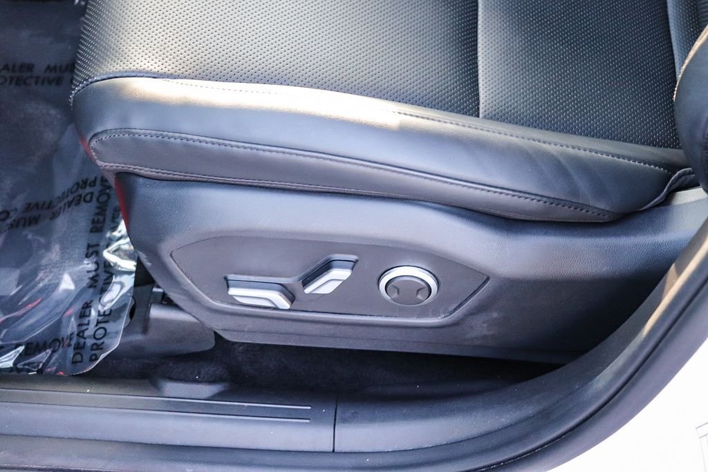 Used 2025 White Hyundai SEL image 24