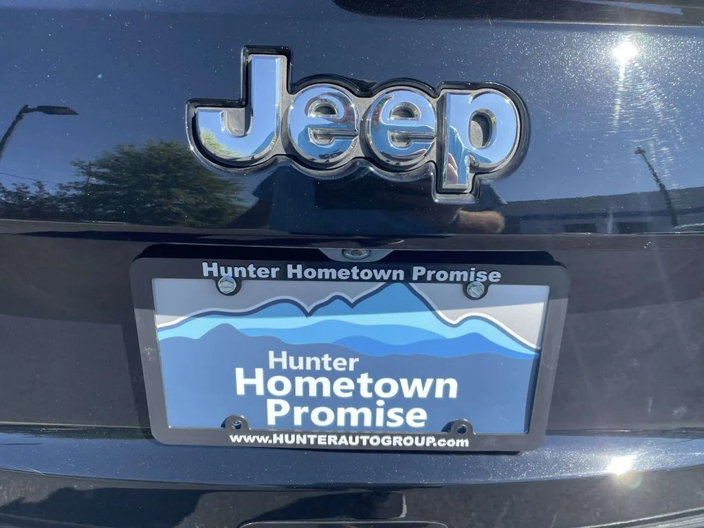 Used 2017 Diamond Black Crystal Pearlcoat Jeep Laredo image 12