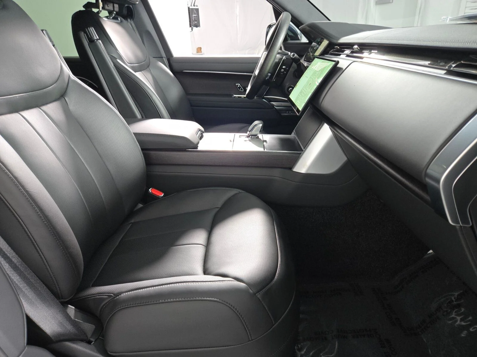 New 2026 Fuji White Land Rover SE image 3