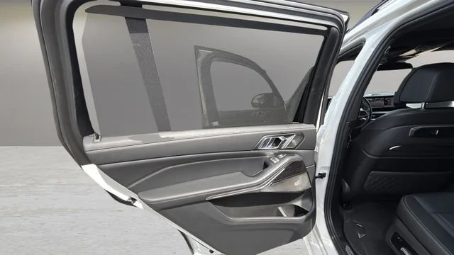 Used 2023 White BMW M60i image 32