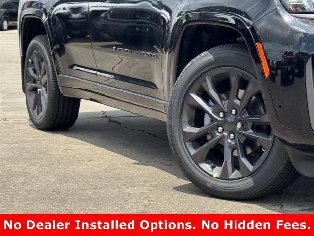 New 2026 Diamond Black Crystal Pearl-Coat Exterior Paint Jeep Limited image 11