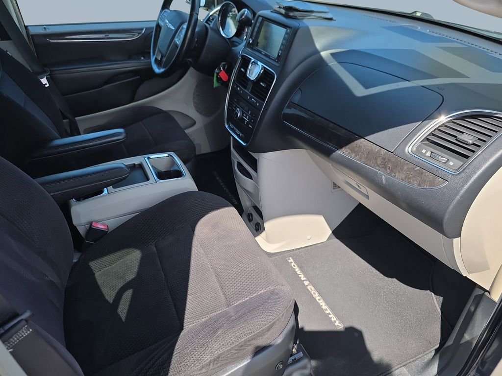 2011 Chrysler Town & Country Touring - Photo 30