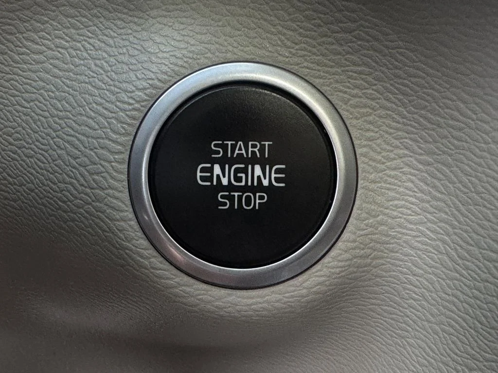 Used 2020 Black Volvo Momentum image 21