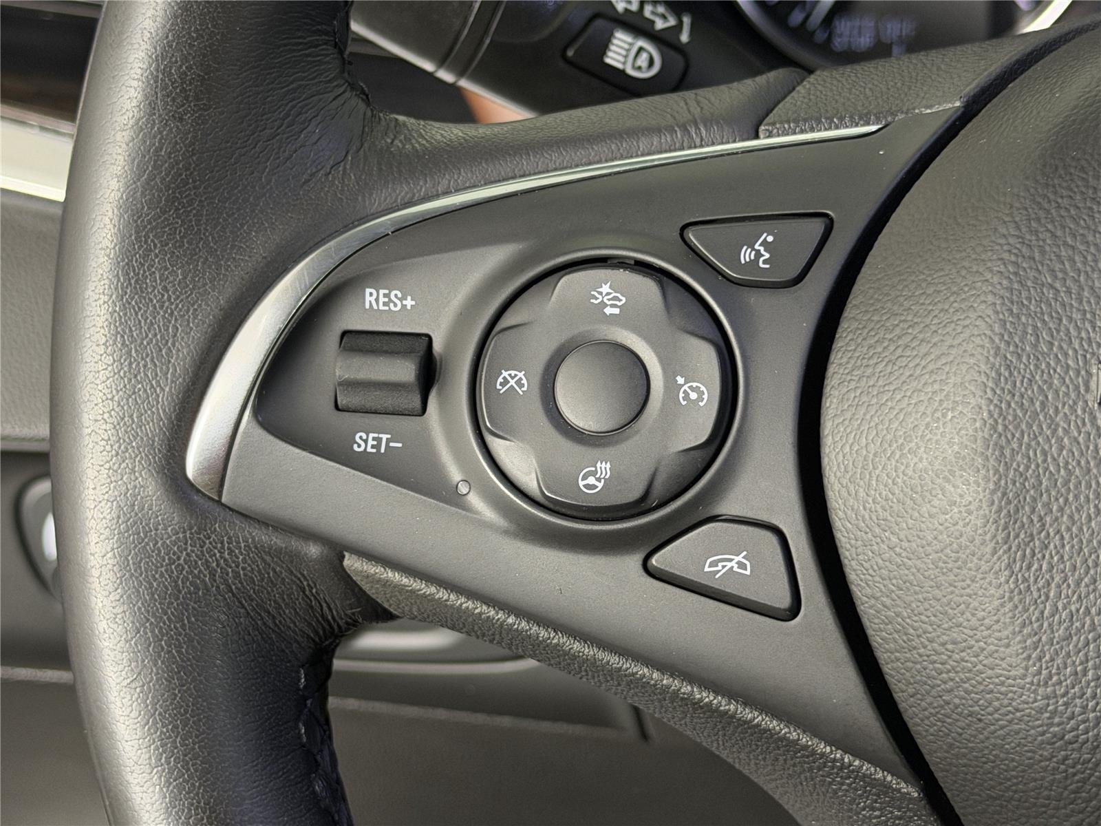 Used 2021 WHITE FROST TRICOAT Buick Avenir image 27
