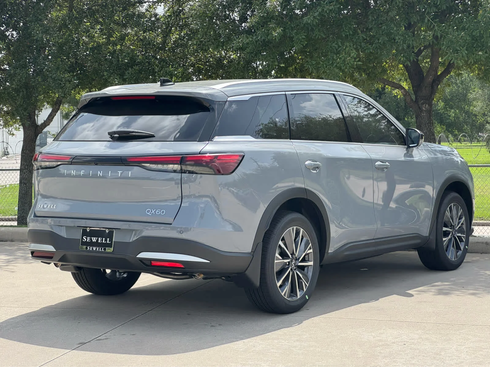 New 2027 HARBOR GRAY INFINITI Luxe FWD image 3