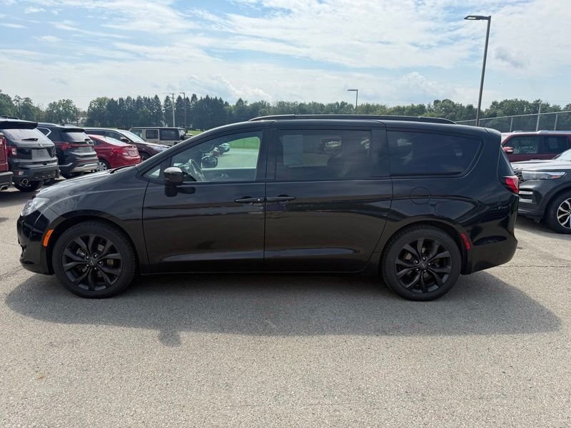 Used 2019 Black Chrysler Touring L image 16