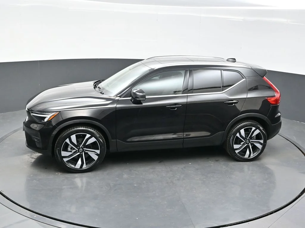 Certified Used 2025 Onyx Black Volvo Plus image 34