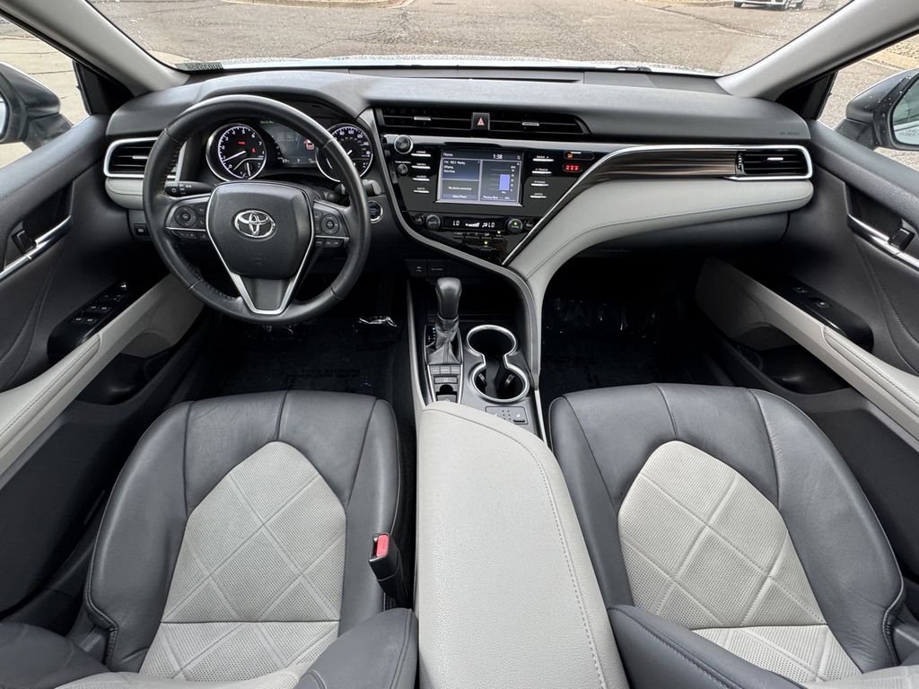 Used 2018 Silver Toyota XLE image 36
