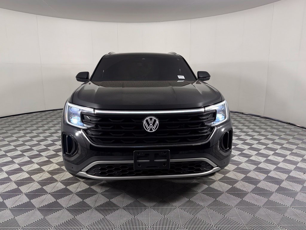 Used 2024 Black Volkswagen 2.0T SE w/Technology image 4