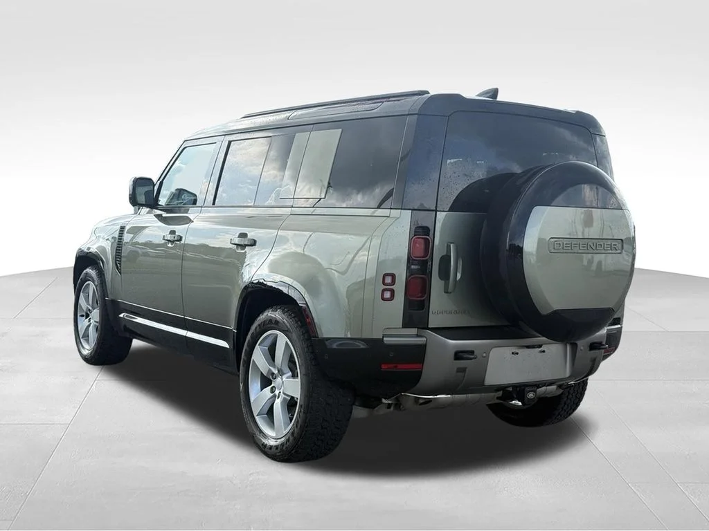 Used 2025 Green Land Rover X-Dynamic SE image 2