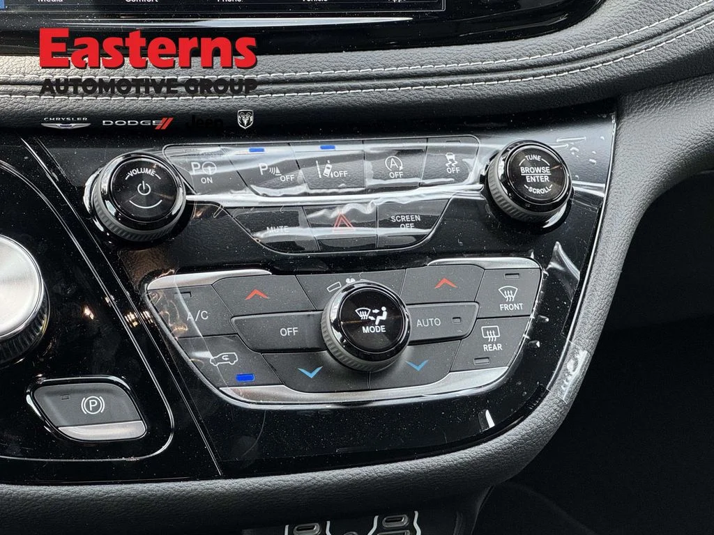 2025 Chrysler Pacifica Select - Photo 15