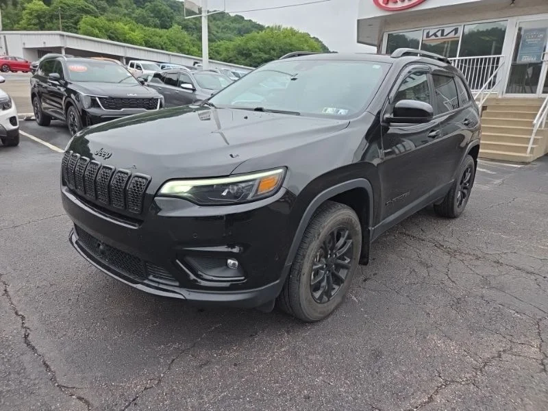 Used 2023 Black Jeep Altitude image 3