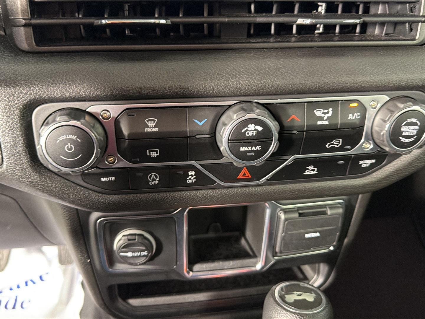 Used 2024 High Velocity Clearcoat Jeep Sport image 33
