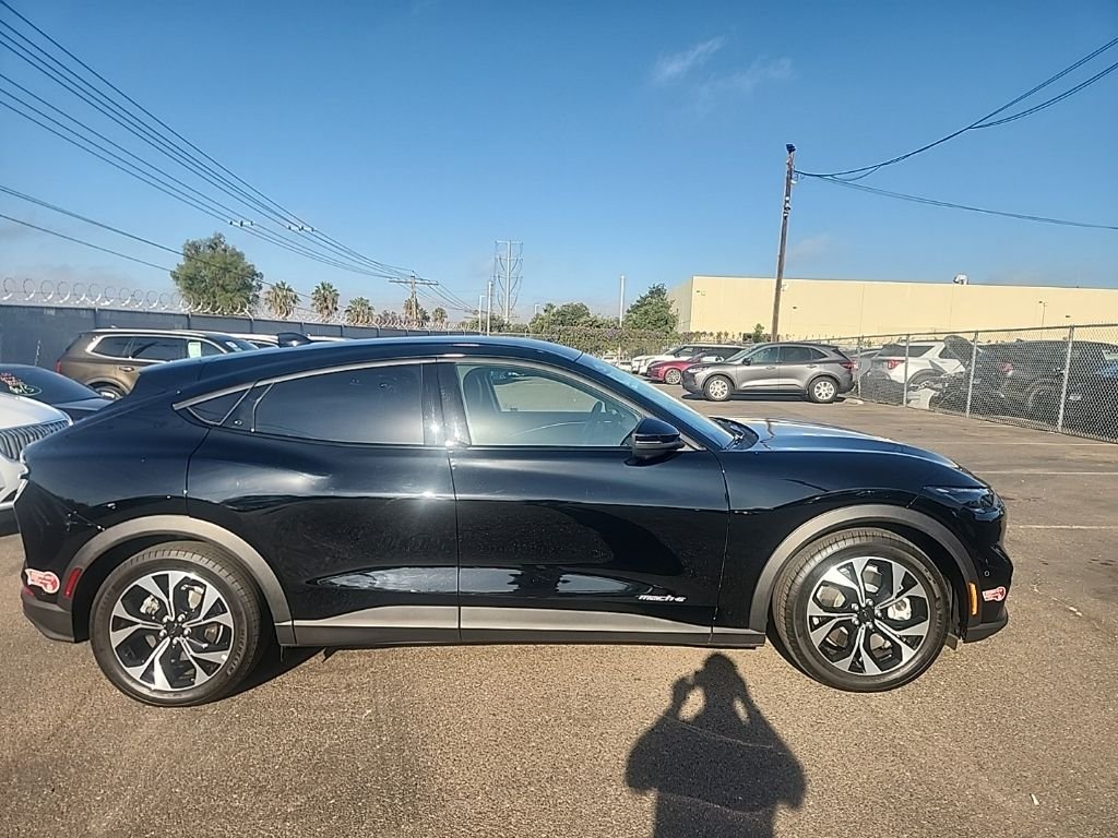 Used 2024 Black Ford Select image 16