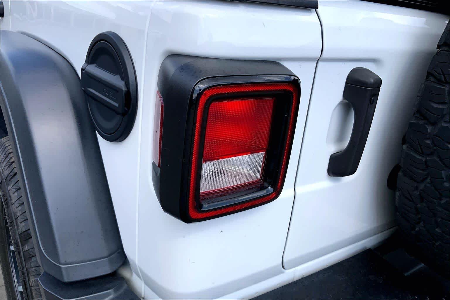 Used 2022 Bright White Clearcoat Jeep Unlimited Rubicon image 27