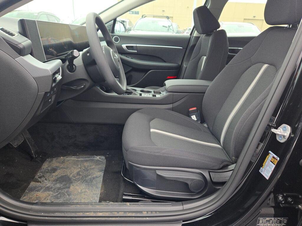 New 2026 Black Hyundai SE image 21