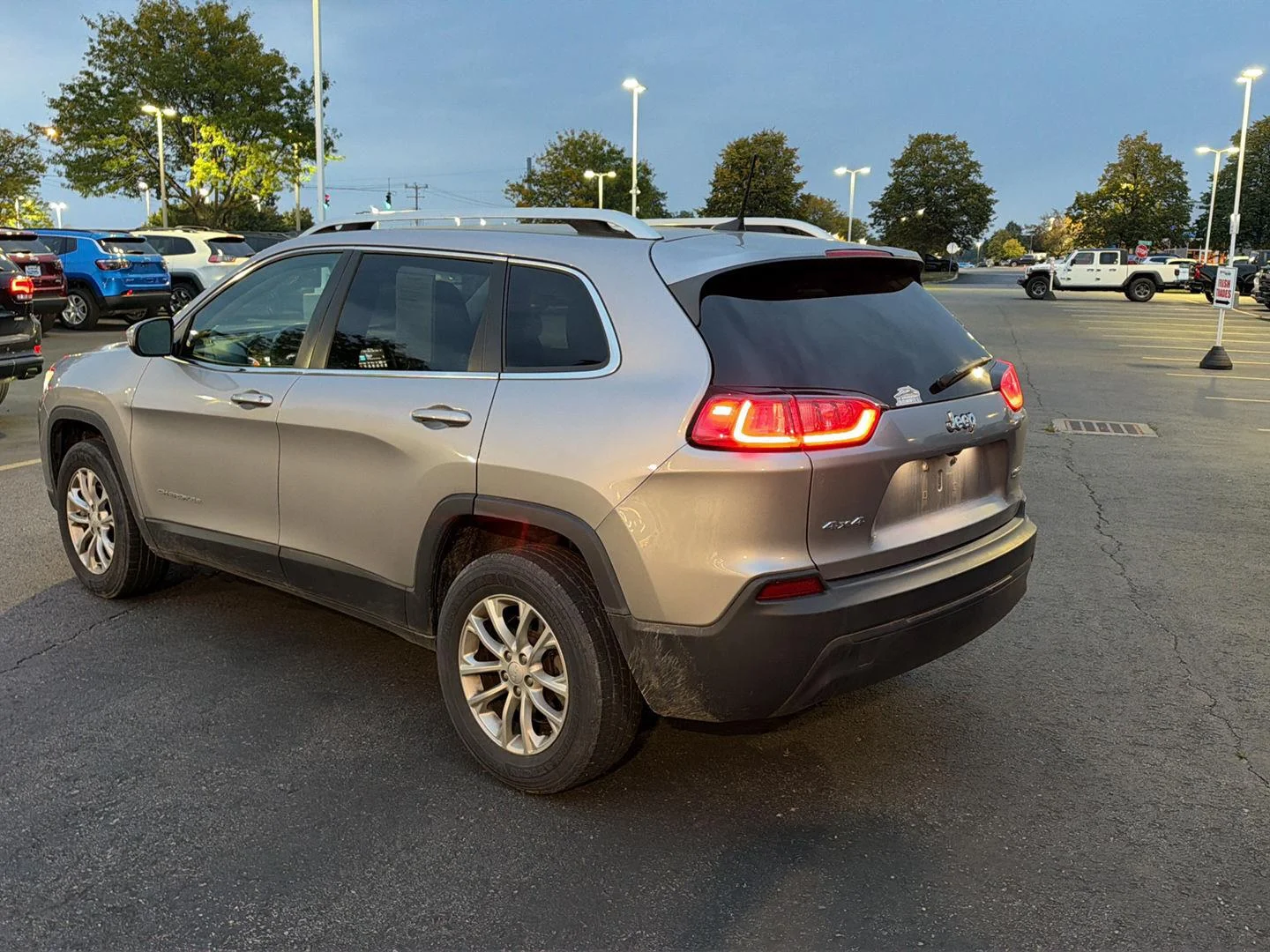 Used 2019 Billet Silver Metallic Clearcoat Jeep Latitude image 5
