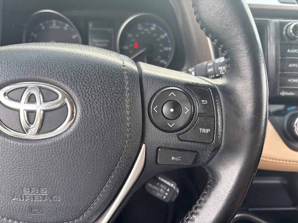 Used 2018 White Toyota XLE image 16