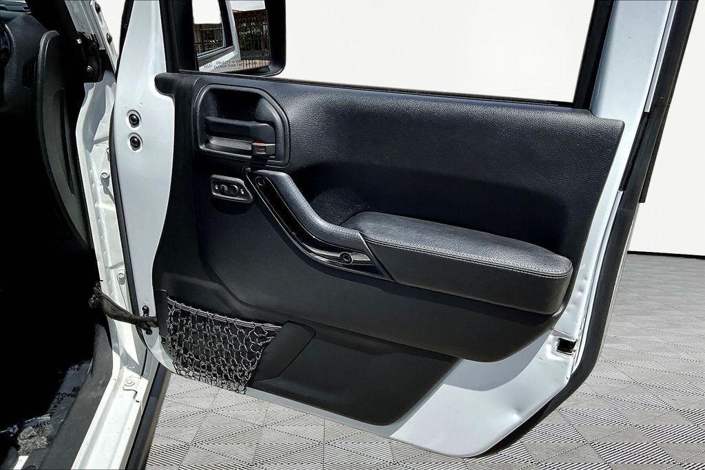 Used 2016 White Jeep Unlimited Sahara image 26