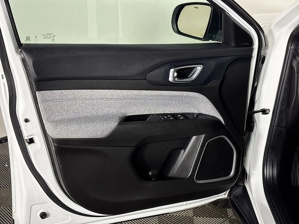 Used 2024 White Jeep Latitude image 10