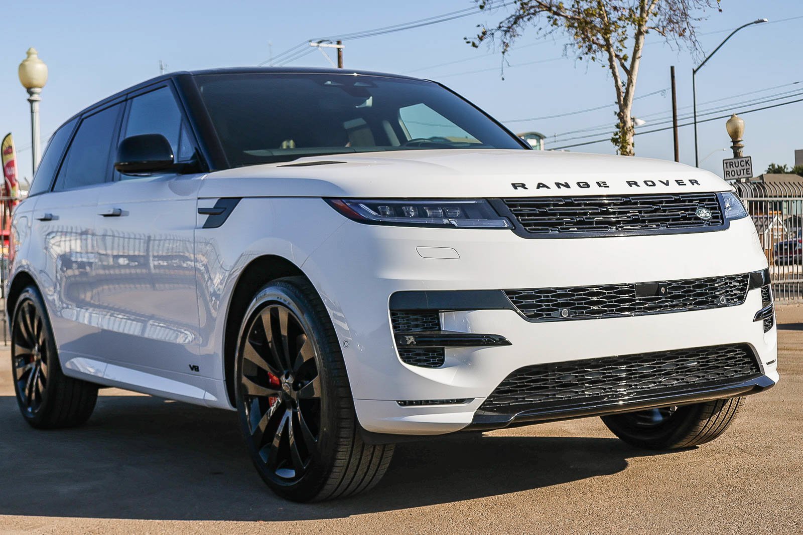 New 2026 Fuji White LAND ROVER Dynamic SE image 3