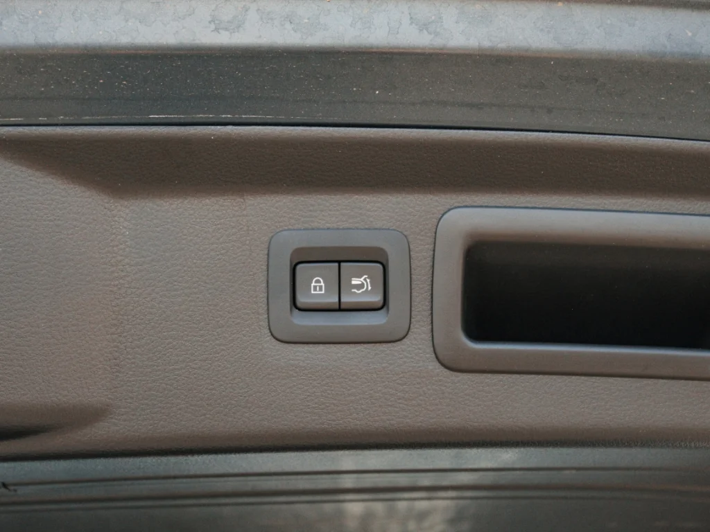 Used 2025 Ingot Blue Metallic Mazda Premium image 28
