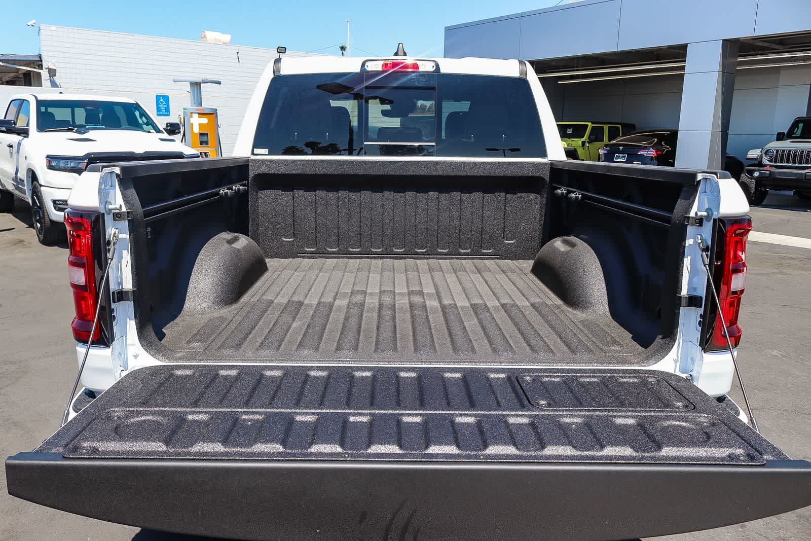 New 2026 Ivory White Tri-Coat Pearl-Coat Exterior Paint RAM Laramie image 11