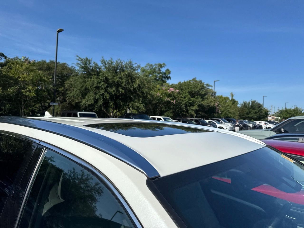 Used 2018 White Toyota XLE image 5