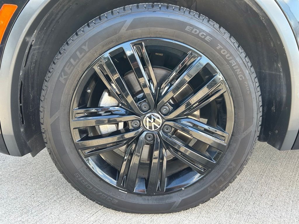Certified Used 2022 Black Volkswagen 2.0T SE R-Line Black image 25