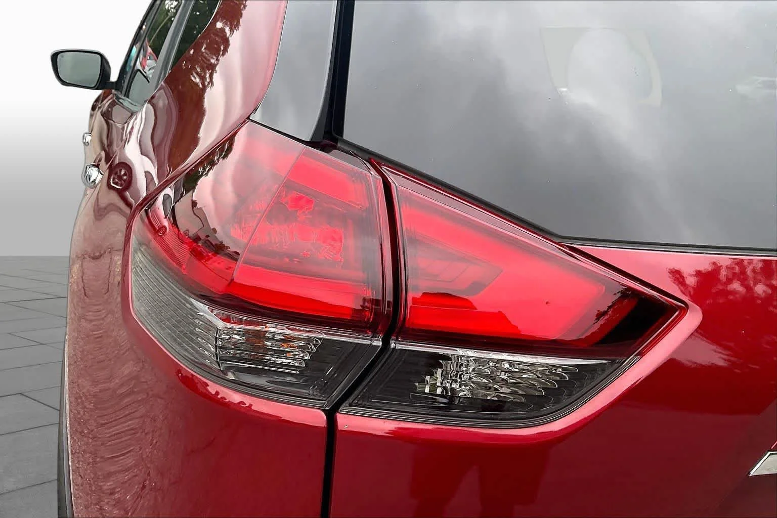 Used 2020 Scarlet Ember Tintcoat Nissan SV image 29