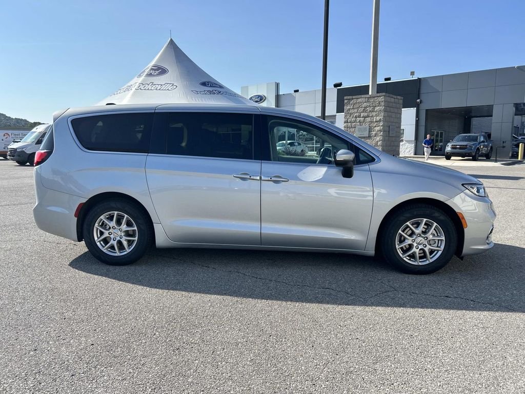 Certified Used 2023 Silver Mist Clearcoat Chrysler Touring L image 3