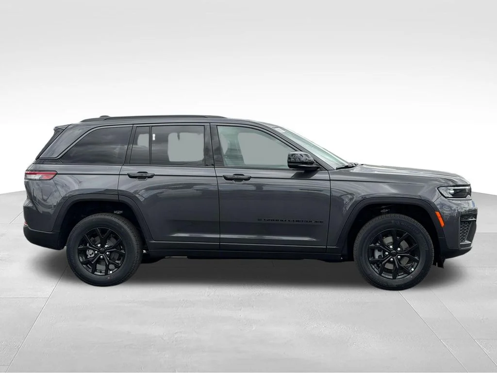 New 2026 Baltic Gray Metallic Clear-Coat Exterior Paint Jeep Altitude image 4