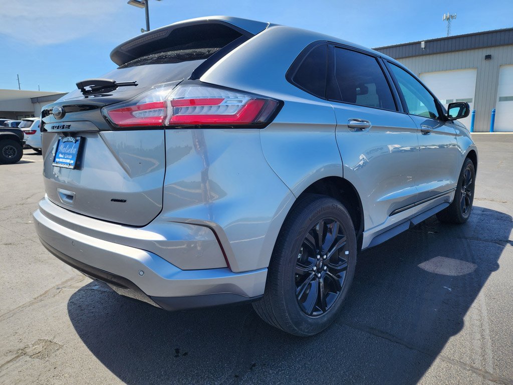 Used 2024 Iconic Silver Metallic Ford SE image 5