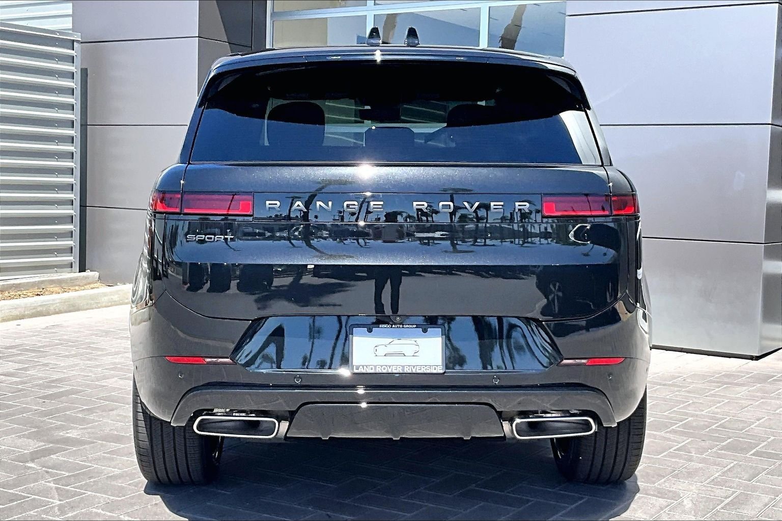 New 2027 Santorini Black Land Rover Dynamic SE image 4