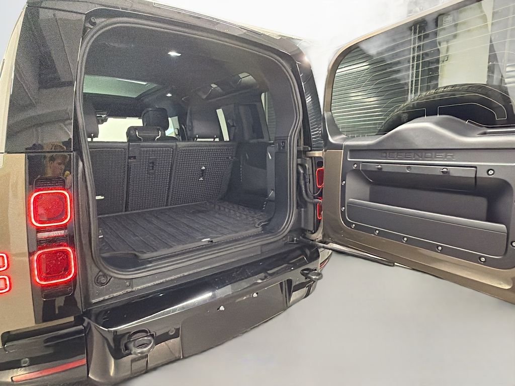 Used 2024  Land Rover X-Dynamic SE image 28