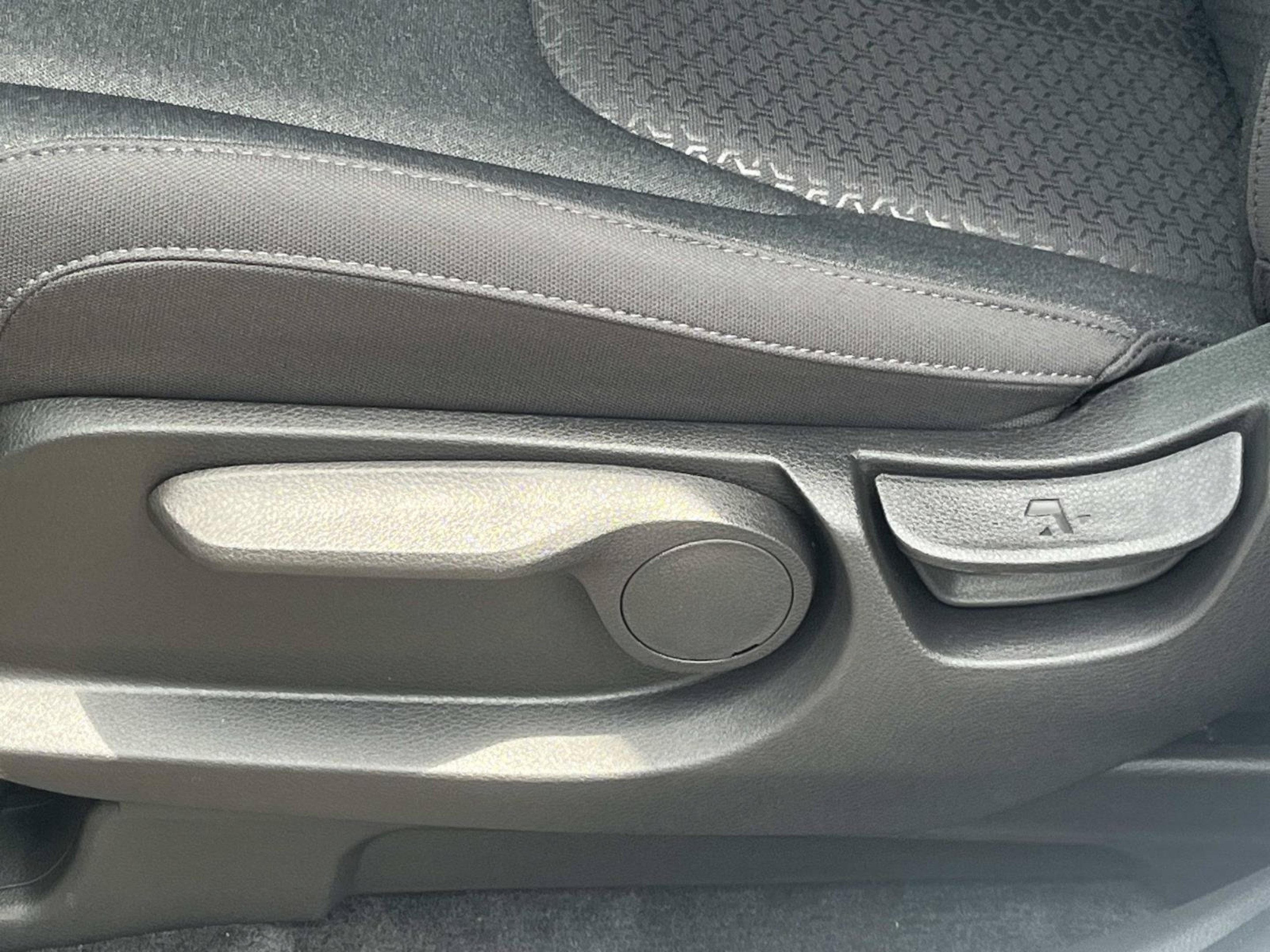 New 2026 Snow White Pearl Kia LX image 22