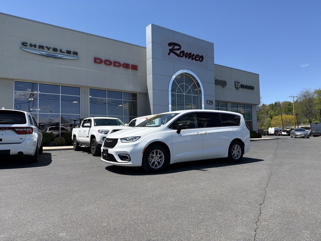2024 Chrysler Pacifica Touring L's photo