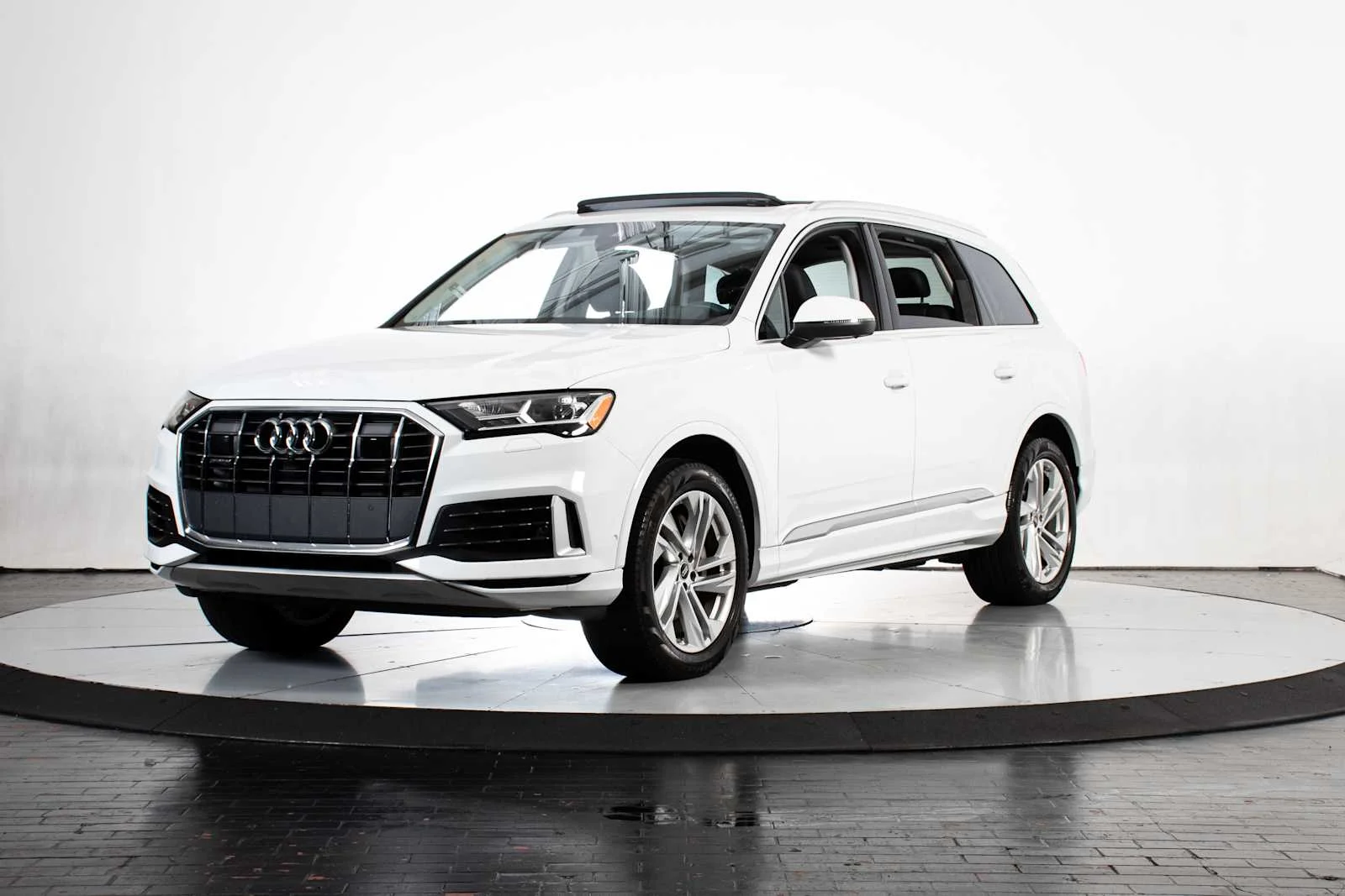 2023 Audi Q7 55 Premium Plus quattro Tiptronic's photo
