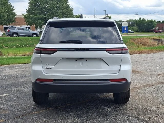 New 2026 White/off-white Jeep Laredo Altitude image 6