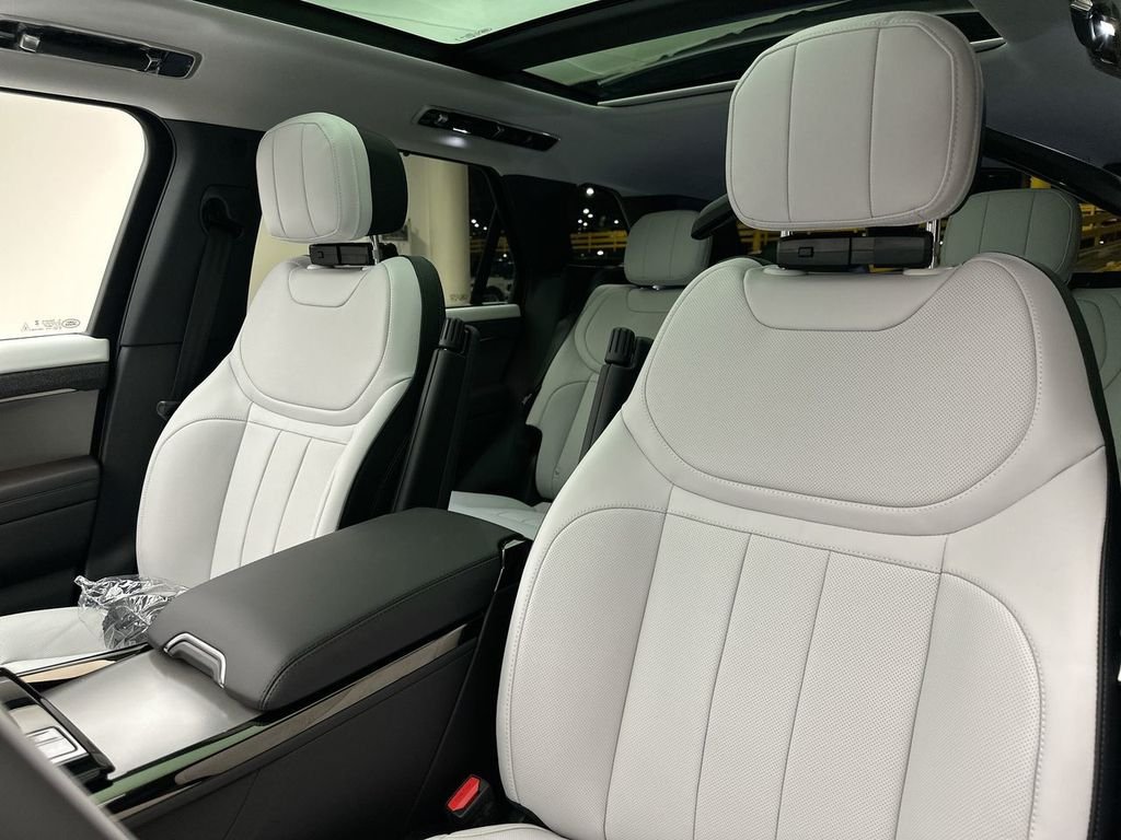 New 2026 Santorini Black Land Rover Dynamic SE image 18