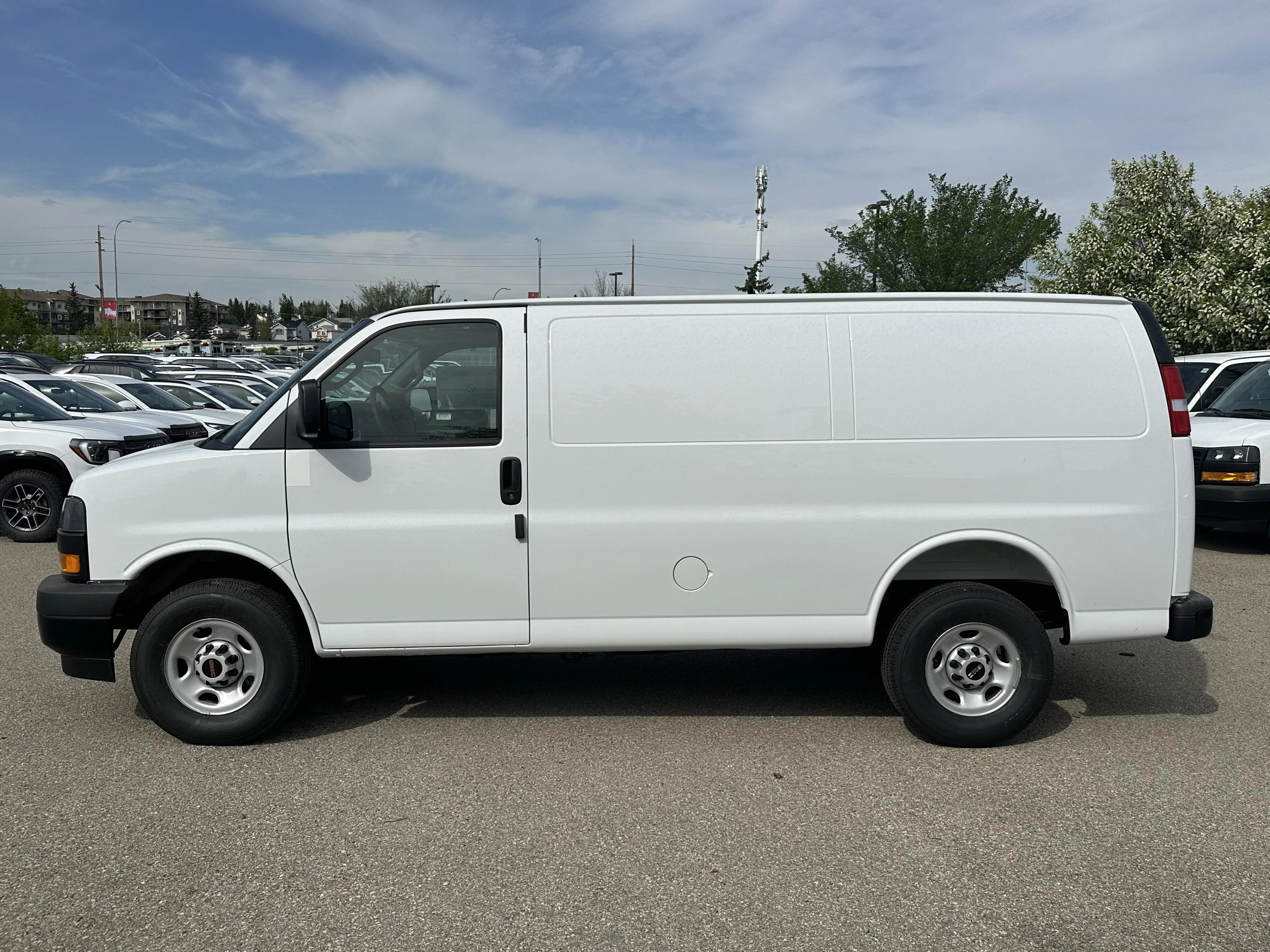 New 2026 Summit White GMC RWD 3500 135 image 3