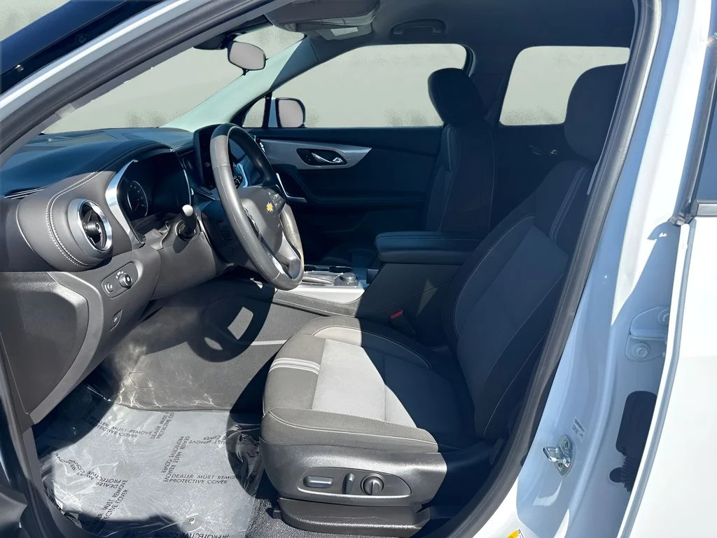 Used 2025 White Chevrolet LT image 9
