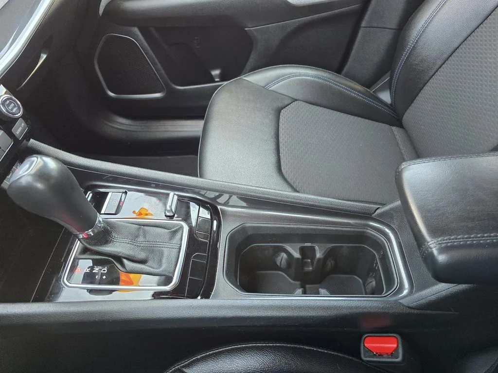 Used 2024 Diamond Black Crystal Pearlcoat Jeep Latitude image 16