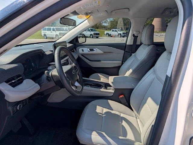 Used 2025 White Ford Active image 9